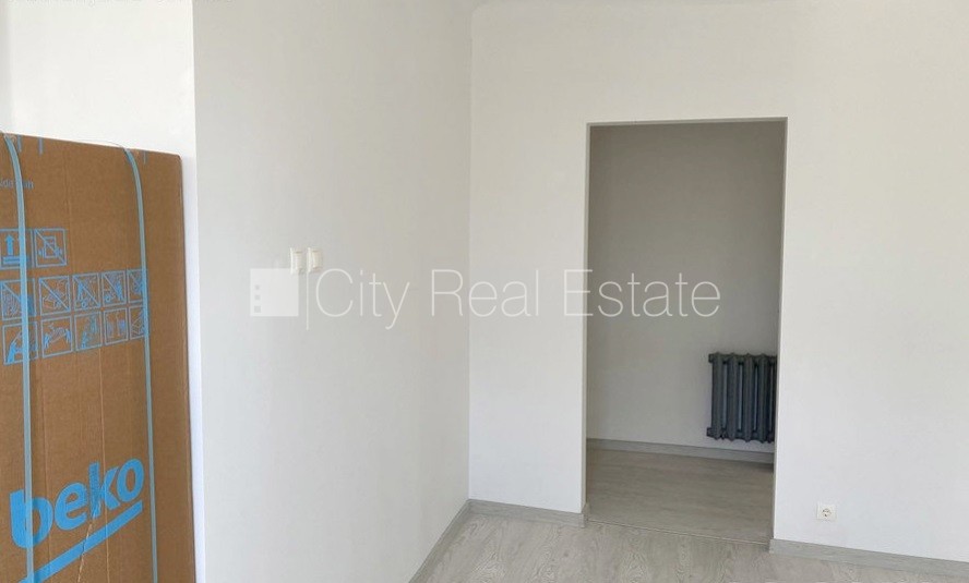 Sludinājumi. Pagalma ēka, slēgts pagalms, ieeja no pagalma, kāpņu telpa pēc kosmētiskā remonta, logi vērsti uz Cena: 360 EUR/mēn Foto #4