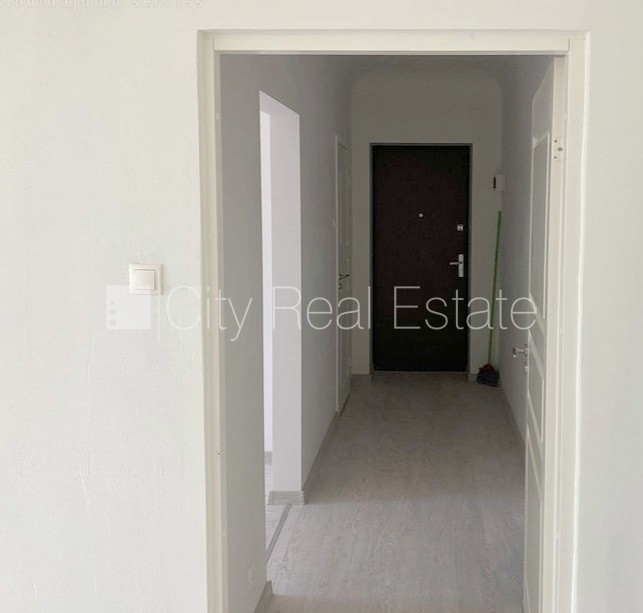 Sludinājumi. Pagalma ēka, slēgts pagalms, ieeja no pagalma, kāpņu telpa pēc kosmētiskā remonta, logi vērsti uz Cena: 360 EUR/mēn Foto #5