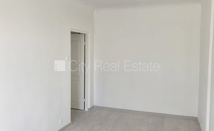 Sludinājumi. Pagalma ēka, slēgts pagalms, ieeja no pagalma, kāpņu telpa pēc kosmētiskā remonta, logi vērsti uz Cena: 360 EUR/mēn Foto #7