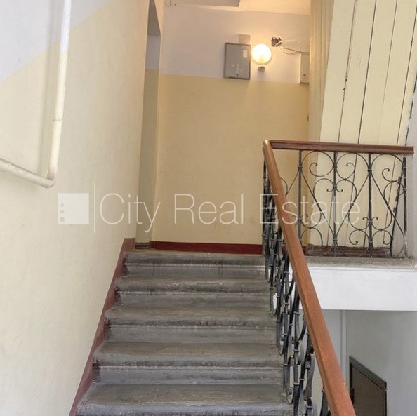 Sludinājumi. Pagalma ēka, slēgts pagalms, ieeja no pagalma, kāpņu telpa pēc kosmētiskā remonta, logi vērsti uz Cena: 360 EUR/mēn Foto #13