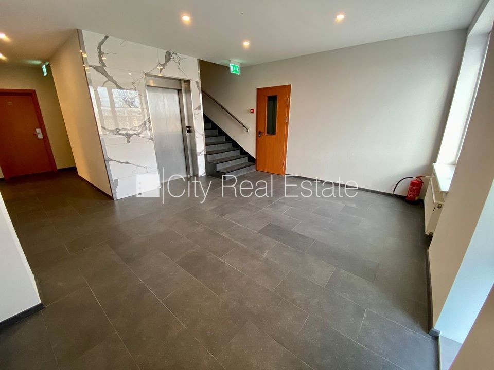 Sludinājumi. Fasādes māja, renovēta māja, ieeja no ielas, ir lifts, kāpņu telpa pēc kapitālā remonta, logi Cena: 330 EUR/mēn Foto #16