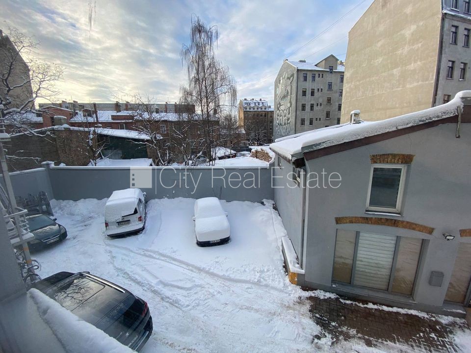 Sludinājumi. Fasādes māja, renovēta māja, ieeja no ielas, ir lifts, kāpņu telpa pēc kapitālā remonta, logi Cena: 330 EUR/mēn Foto #6