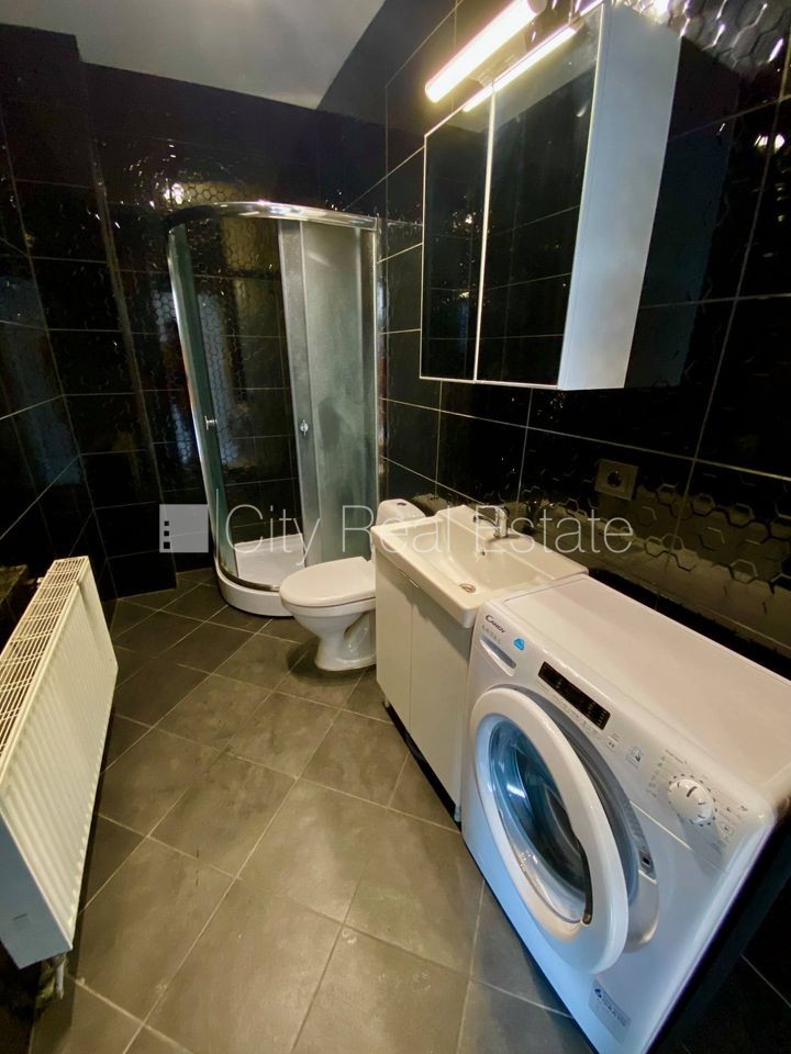 Sludinājumi. Fasādes māja, renovēta māja, ieeja no ielas, ir lifts, kāpņu telpa pēc kapitālā remonta, logi Cena: 330 EUR/mēn Foto #11