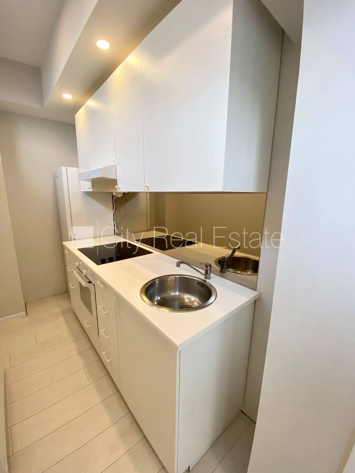 Sludinājumi. Fasādes māja, renovēta māja, ieeja no ielas, ir lifts, kāpņu telpa pēc kapitālā remonta, logi Cena: 330 EUR/mēn Foto #9