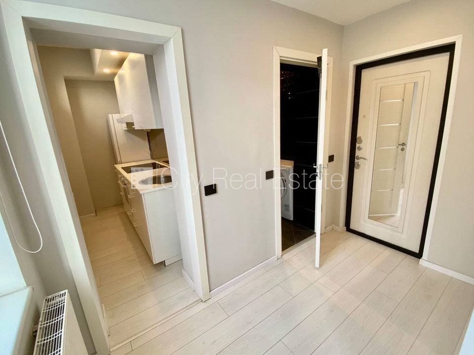 Sludinājumi. Fasādes māja, renovēta māja, ieeja no ielas, ir lifts, kāpņu telpa pēc kapitālā remonta, logi Cena: 330 EUR/mēn Foto #5