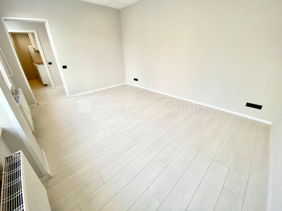 Sludinājumi. Fasādes māja, renovēta māja, ieeja no ielas, ir lifts, kāpņu telpa pēc kapitālā remonta, logi Cena: 330 EUR/mēn Foto #2