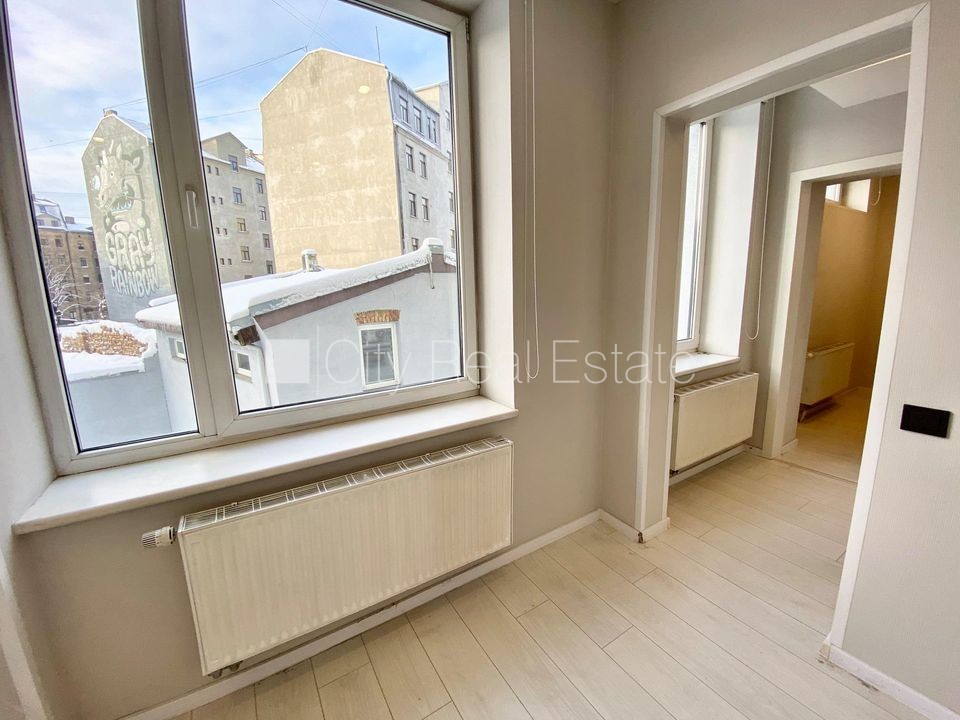 Sludinājumi. Fasādes māja, renovēta māja, ieeja no ielas, ir lifts, kāpņu telpa pēc kapitālā remonta, logi Cena: 330 EUR/mēn Foto #4