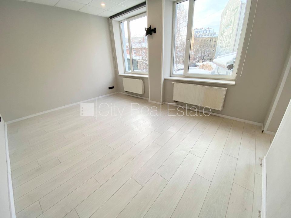 Sludinājumi. Fasādes māja, renovēta māja, ieeja no ielas, ir lifts, kāpņu telpa pēc kapitālā remonta, logi Cena: 330 EUR/mēn Foto #3