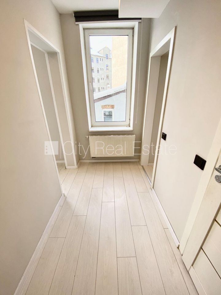 Sludinājumi. Fasādes māja, renovēta māja, ieeja no ielas, ir lifts, kāpņu telpa pēc kapitālā remonta, logi Cena: 330 EUR/mēn Foto #13