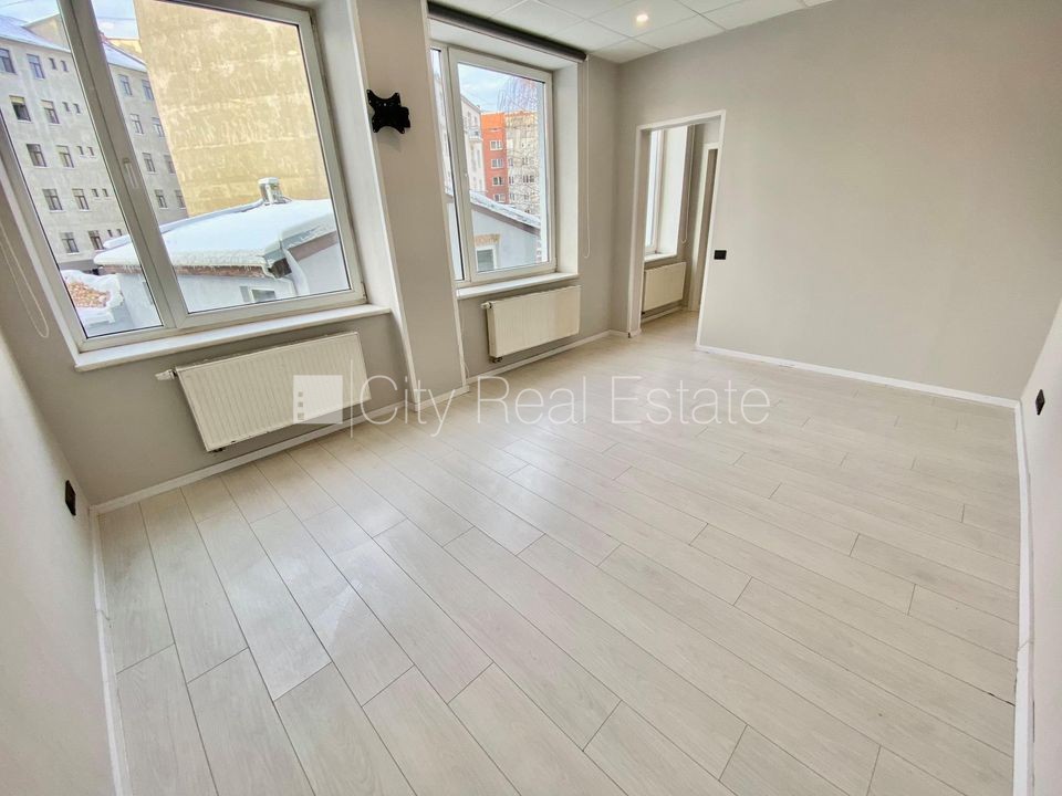 Sludinājumi. Fasādes māja, renovēta māja, ieeja no ielas, ir lifts, kāpņu telpa pēc kapitālā remonta, logi Cena: 330 EUR/mēn Foto #1