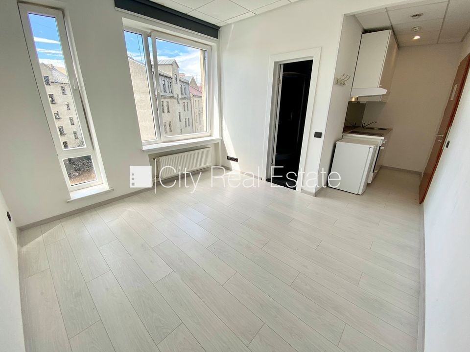 Объявление. Фасадный дом, реновированный дом, вход с улицы, лифт, лестничная клетка после капитального ремонта, Цена: 300 EUR/мес. Foto #1