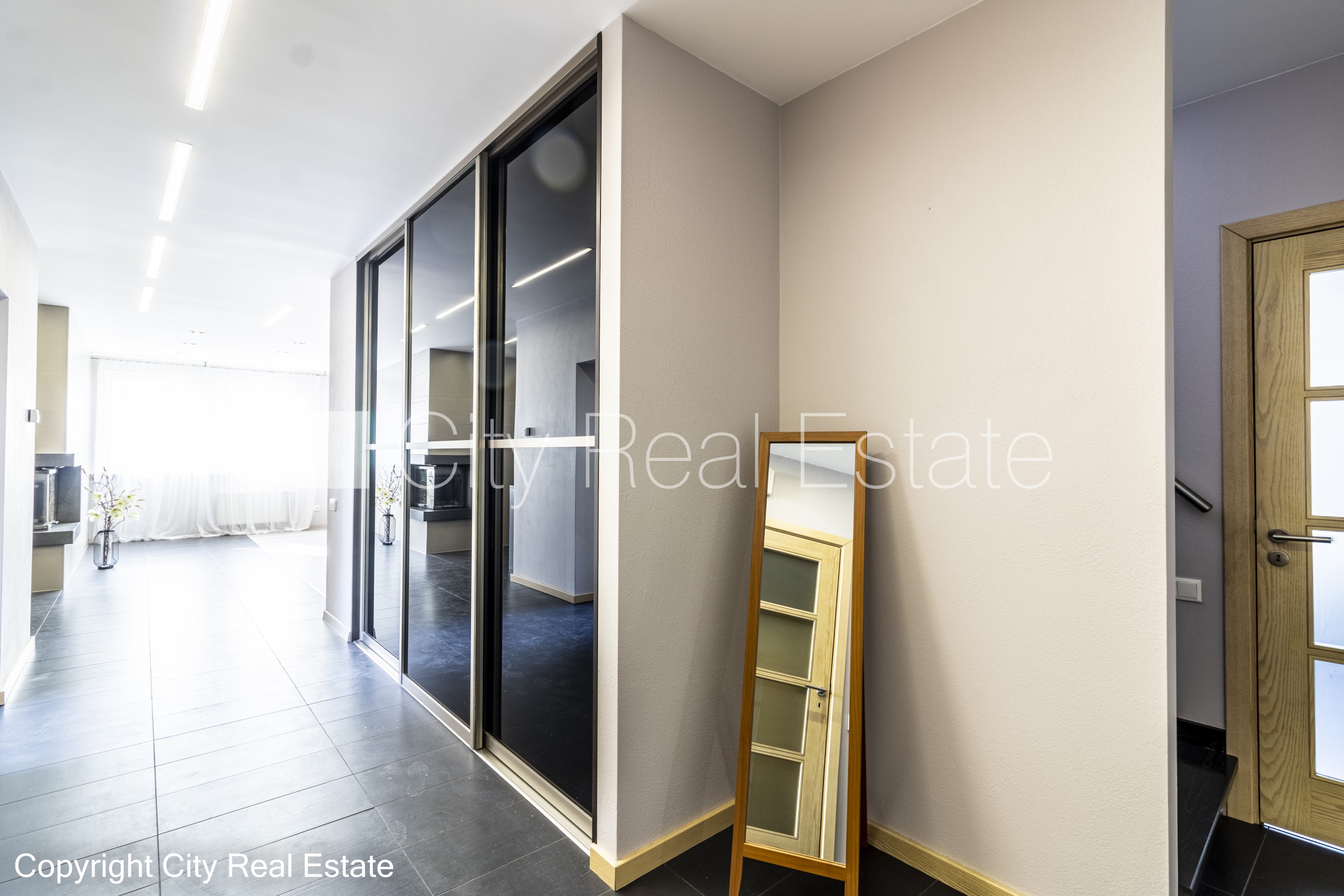 Sludinājumi. Fasādes māja, slēgts pagalms, garāža vienai automašīnai, vieta vairākām automašīnām, ieeja no Cena: 1600 EUR/mēn Foto #22