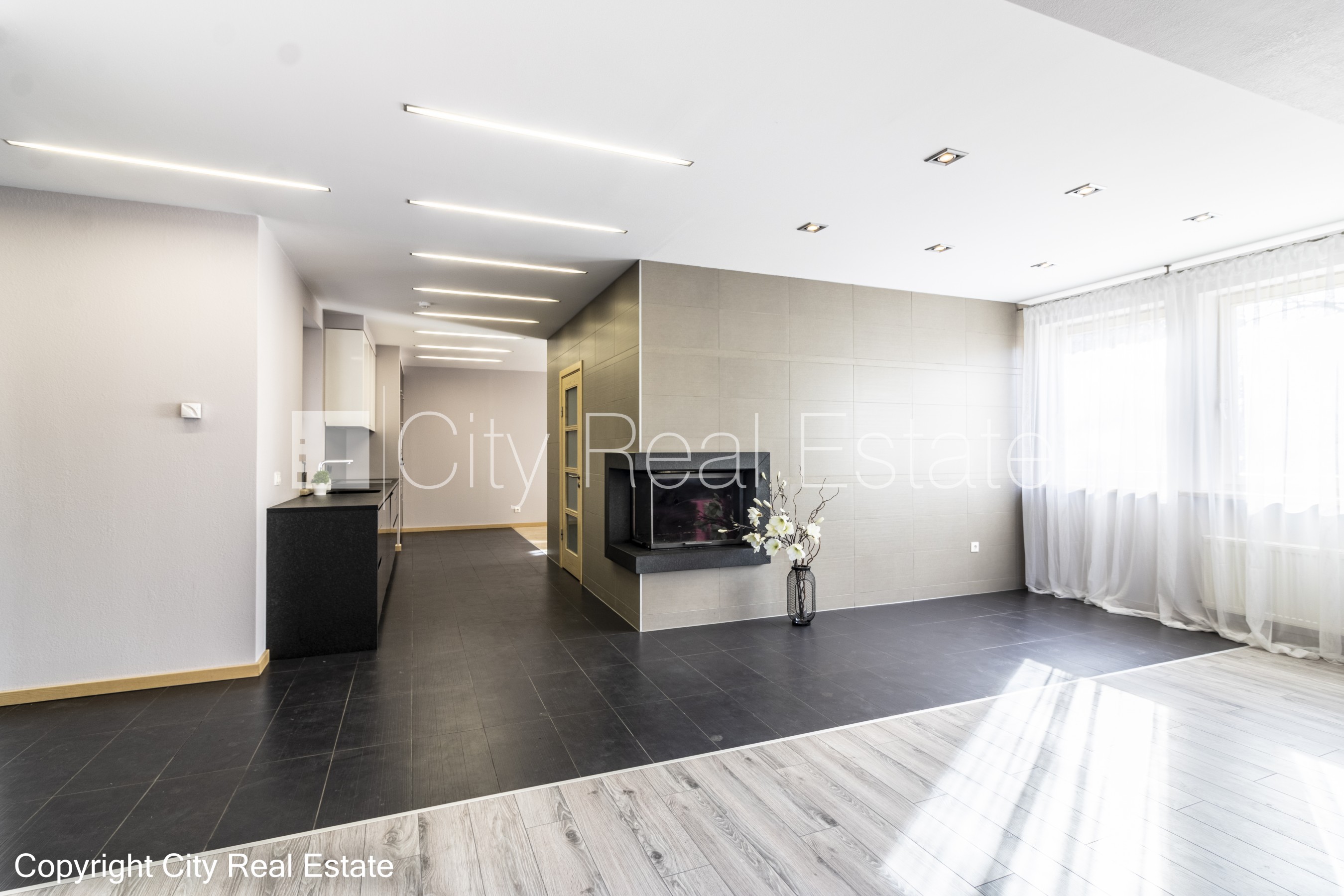 Sludinājumi. Fasādes māja, slēgts pagalms, garāža vienai automašīnai, vieta vairākām automašīnām, ieeja no Cena: 1600 EUR/mēn Foto #3
