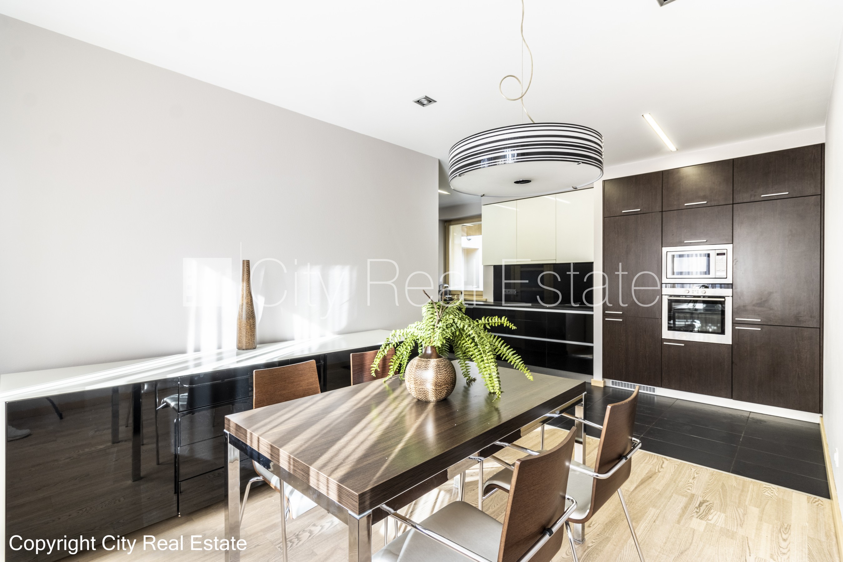 Sludinājumi. Fasādes māja, slēgts pagalms, garāža vienai automašīnai, vieta vairākām automašīnām, ieeja no Cena: 1600 EUR/mēn Foto #5