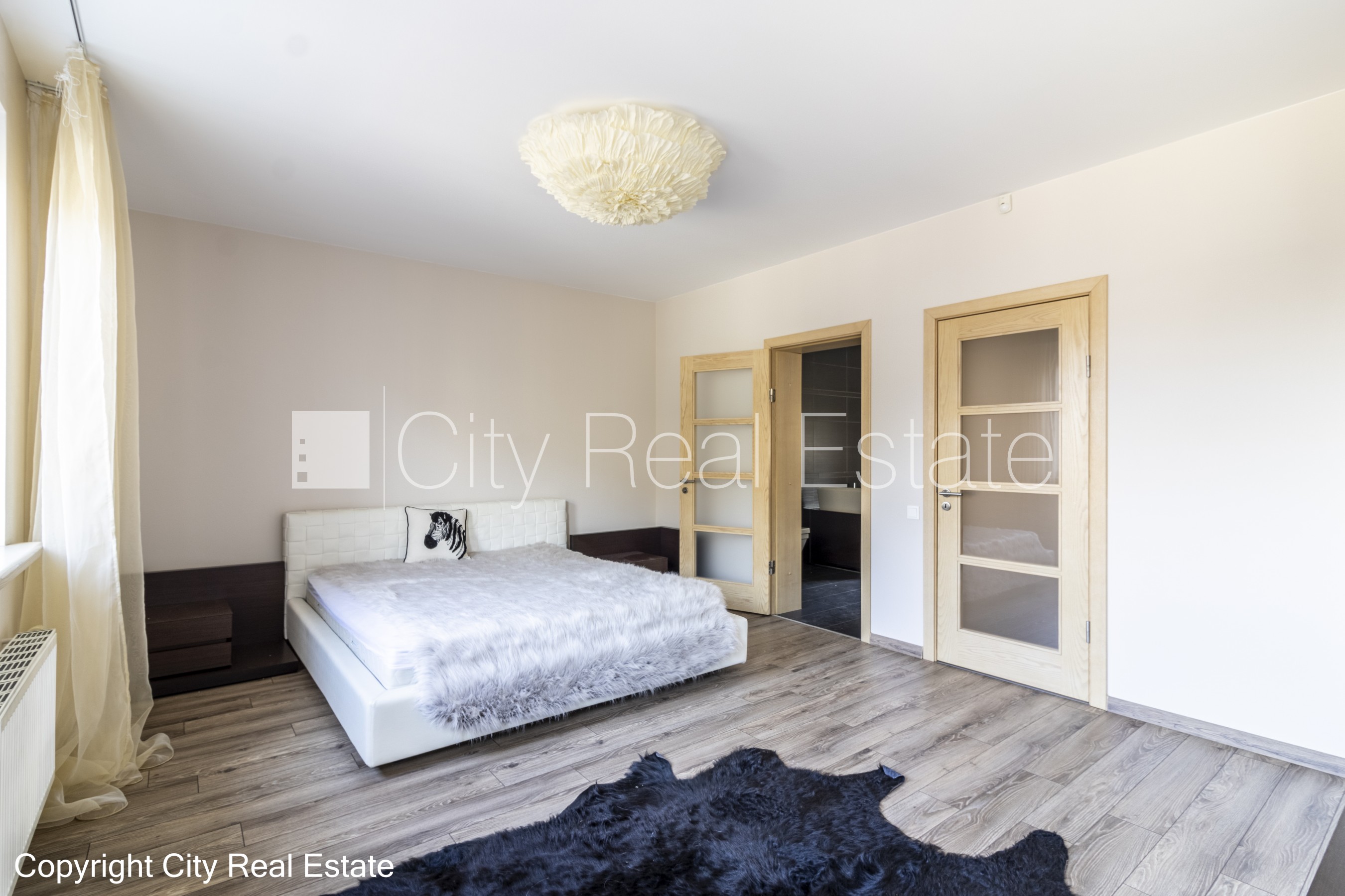Sludinājumi. Fasādes māja, slēgts pagalms, garāža vienai automašīnai, vieta vairākām automašīnām, ieeja no Cena: 1600 EUR/mēn Foto #8