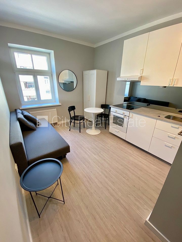 Объявление. Фасадный дом, реновированный дом, закрытый двор, вход с улицы, лестничная клетка после капитального Цена: 320 EUR/мес. Foto #2