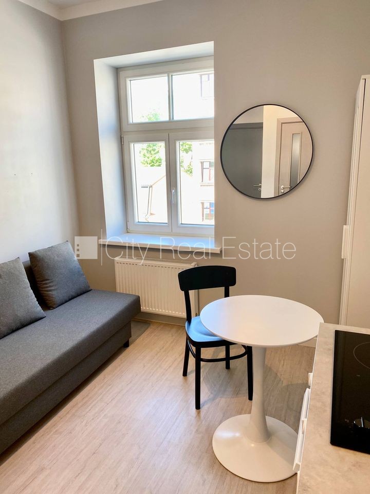 Объявление. Фасадный дом, реновированный дом, закрытый двор, вход с улицы, лестничная клетка после капитального Цена: 320 EUR/мес. Foto #3