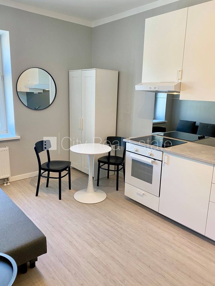 Объявление. Фасадный дом, реновированный дом, закрытый двор, вход с улицы, лестничная клетка после капитального Цена: 320 EUR/мес. Foto #4