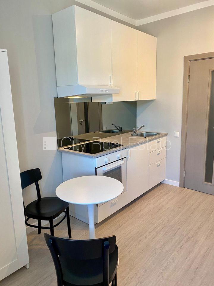 Объявление. Фасадный дом, реновированный дом, закрытый двор, вход с улицы, лестничная клетка после капитального Цена: 320 EUR/мес. Foto #5