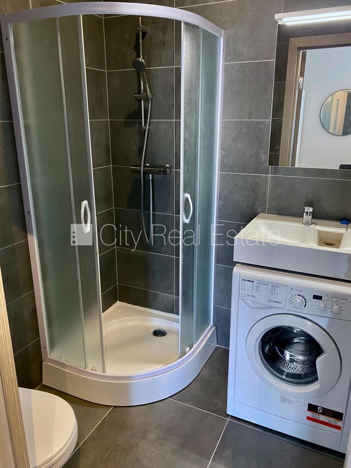 Объявление. Фасадный дом, реновированный дом, закрытый двор, вход с улицы, лестничная клетка после капитального Цена: 320 EUR/мес. Foto #6