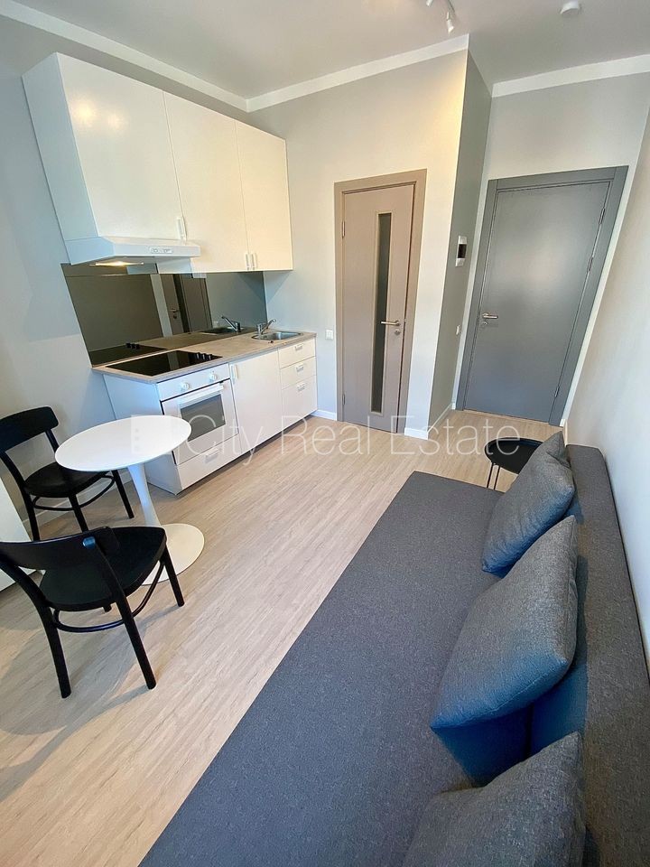 Объявление. Фасадный дом, реновированный дом, закрытый двор, вход с улицы, лестничная клетка после капитального Цена: 320 EUR/мес. Foto #7