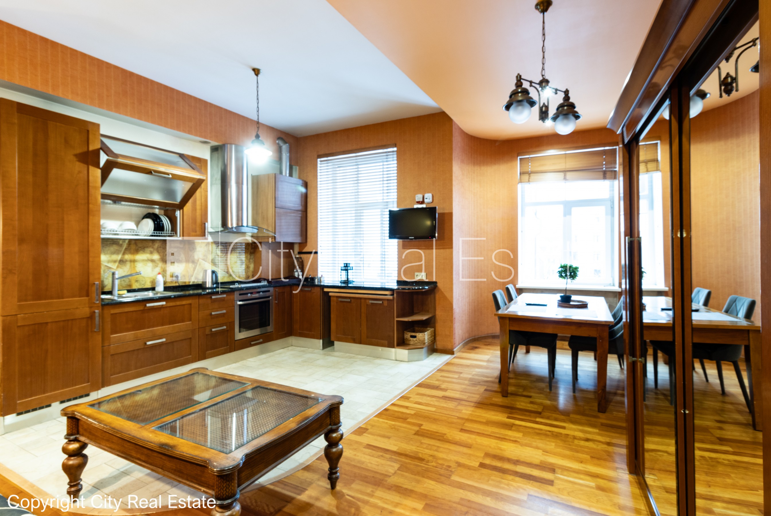 Sludinājumi. Renovēta māja, maksas stāvvieta, ir lifts, guļamistabu skaits 1 gab., viesistaba, viena istaba Cena: 210000 EUR Foto #2