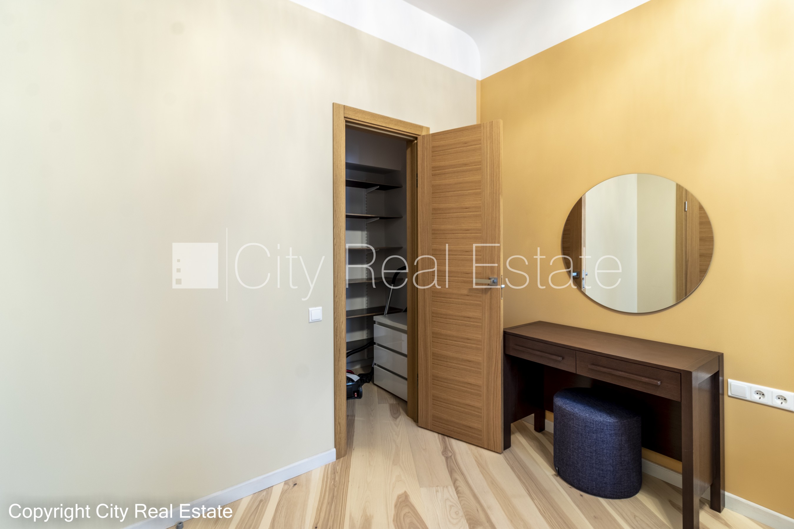 Sludinājumi. Pagalma ēka, renovēta māja, labiekārtota apzaļumota teritorija, ieeja no pagalma, ir lifts, kāpņu Cena: 550 EUR/mēn Foto #7