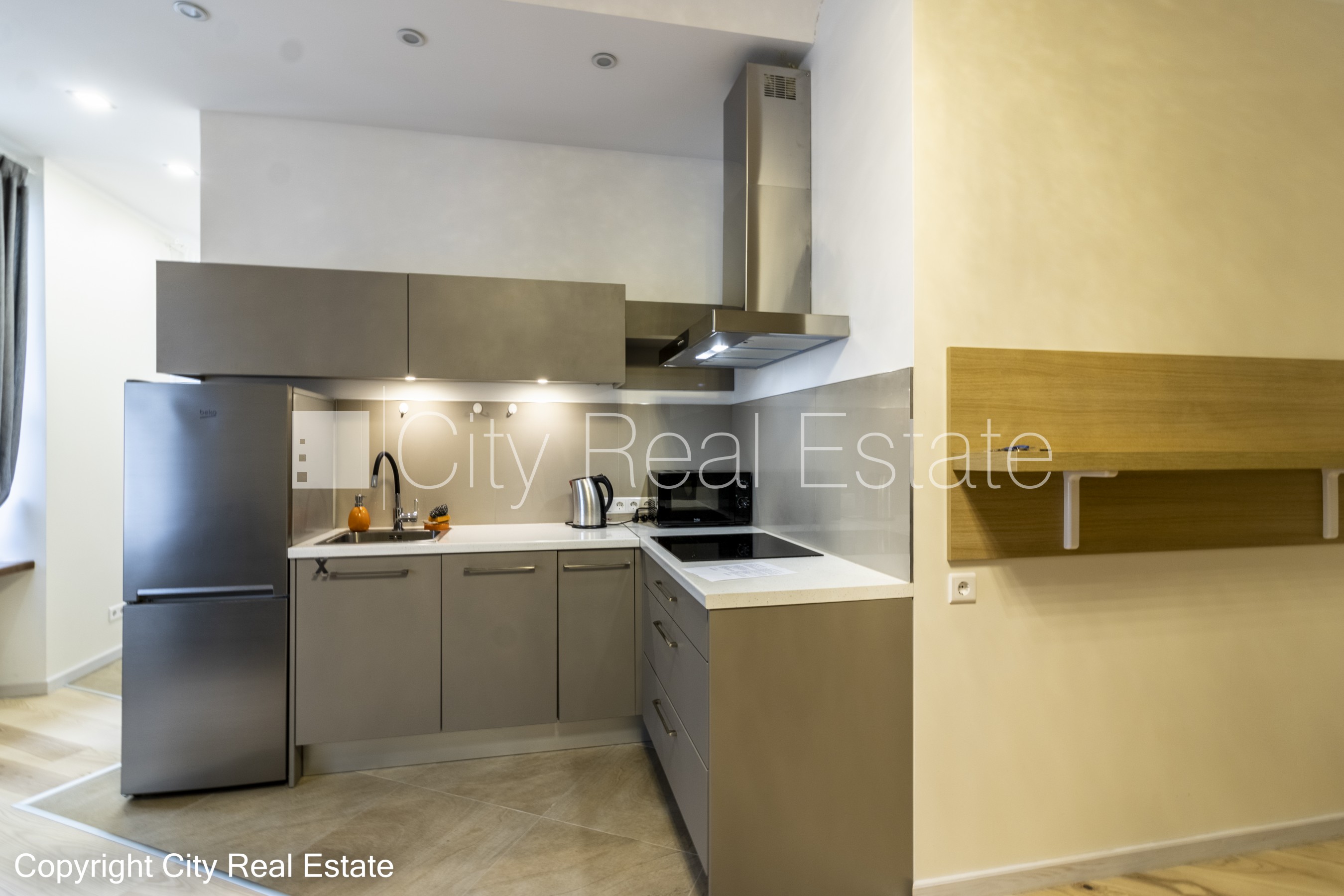 Sludinājumi. Pagalma ēka, renovēta māja, labiekārtota apzaļumota teritorija, ieeja no pagalma, ir lifts, kāpņu Cena: 550 EUR/mēn Foto #4