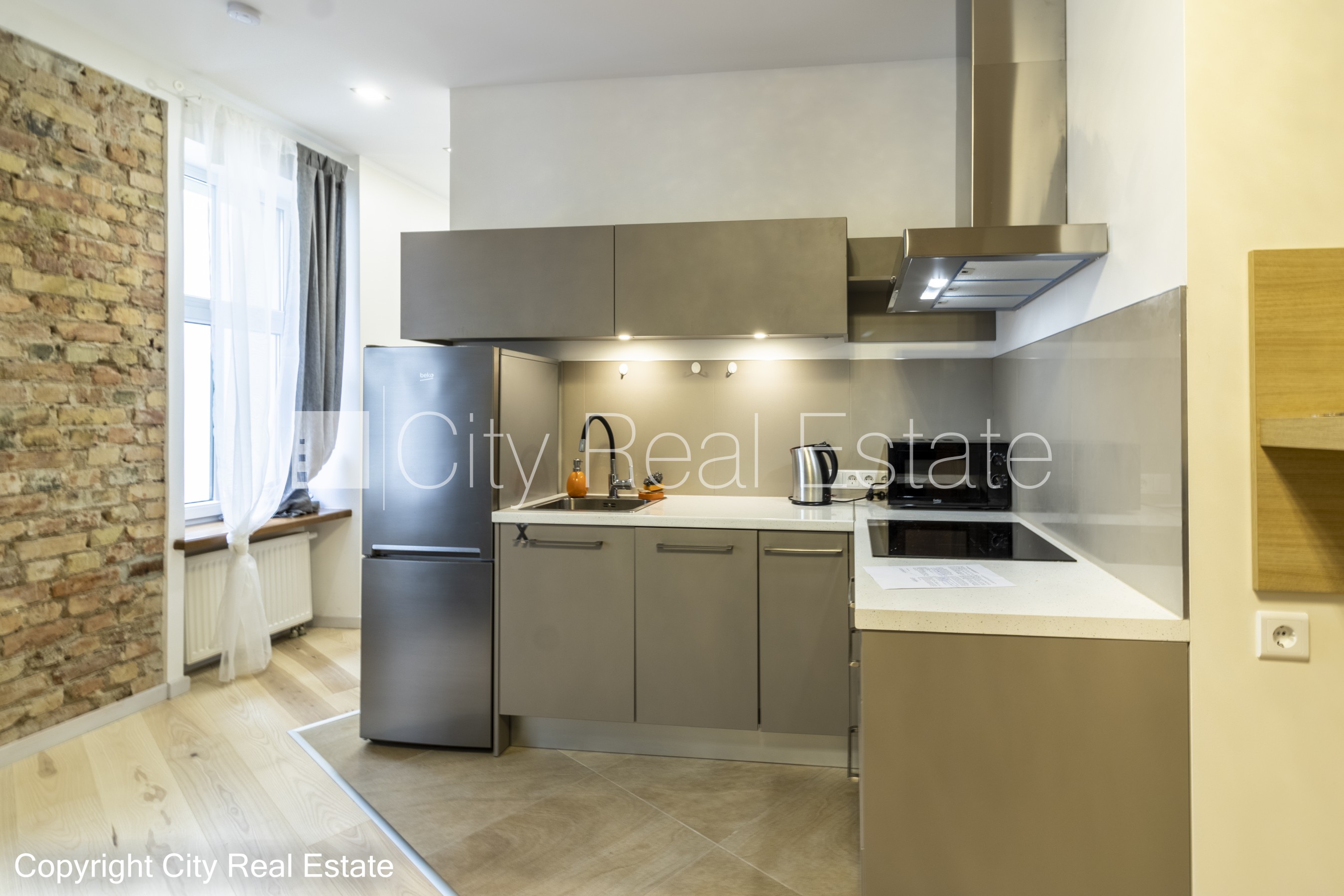 Sludinājumi. Pagalma ēka, renovēta māja, labiekārtota apzaļumota teritorija, ieeja no pagalma, ir lifts, kāpņu Cena: 550 EUR/mēn Foto #6