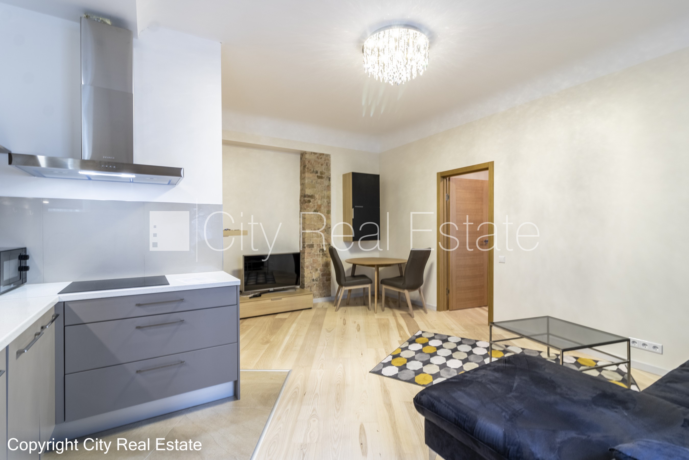 Sludinājumi. Pagalma ēka, renovēta māja, labiekārtota apzaļumota teritorija, ieeja no pagalma, ir lifts, kāpņu Cena: 550 EUR/mēn Foto #1