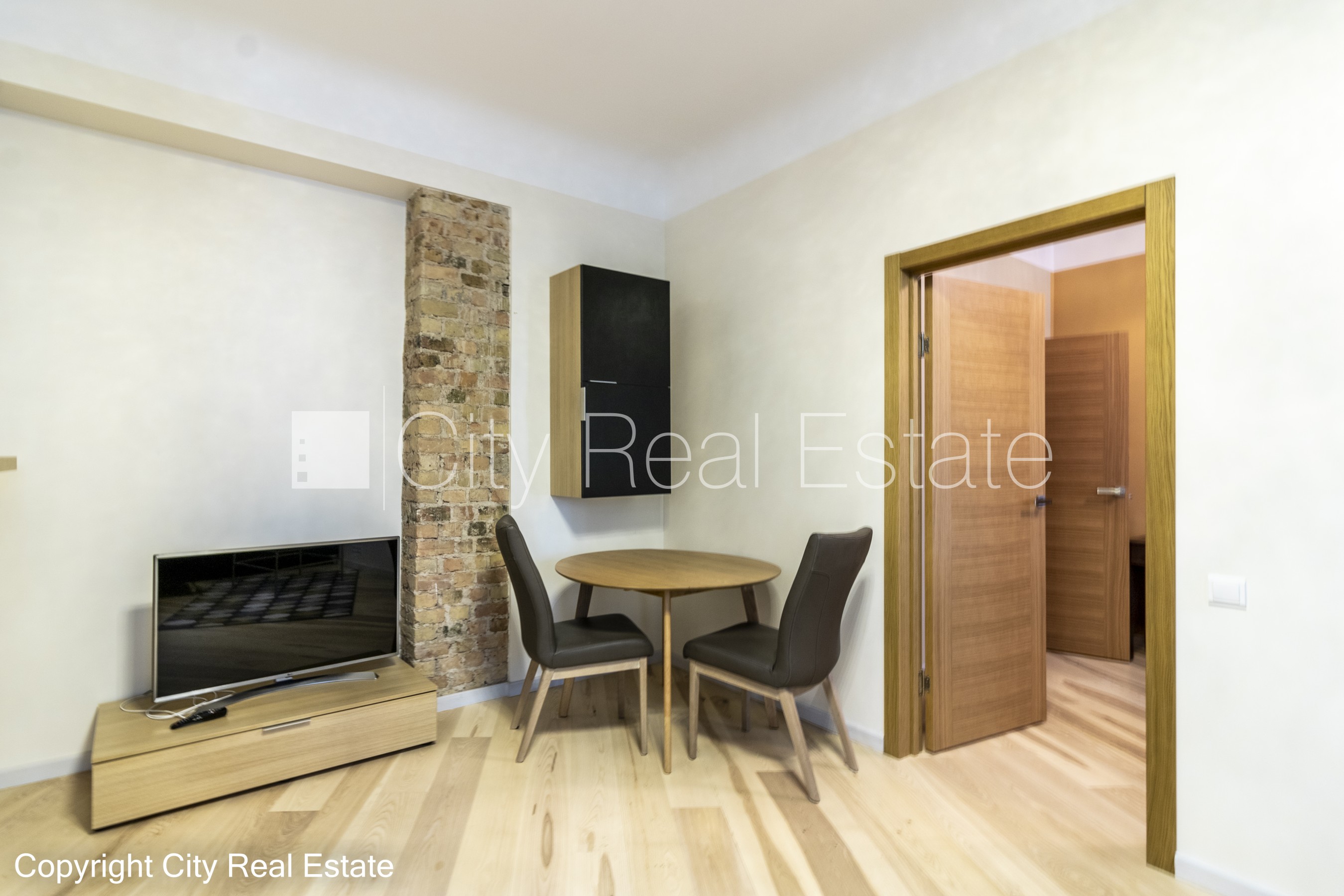 Sludinājumi. Pagalma ēka, renovēta māja, labiekārtota apzaļumota teritorija, ieeja no pagalma, ir lifts, kāpņu Cena: 550 EUR/mēn Foto #3