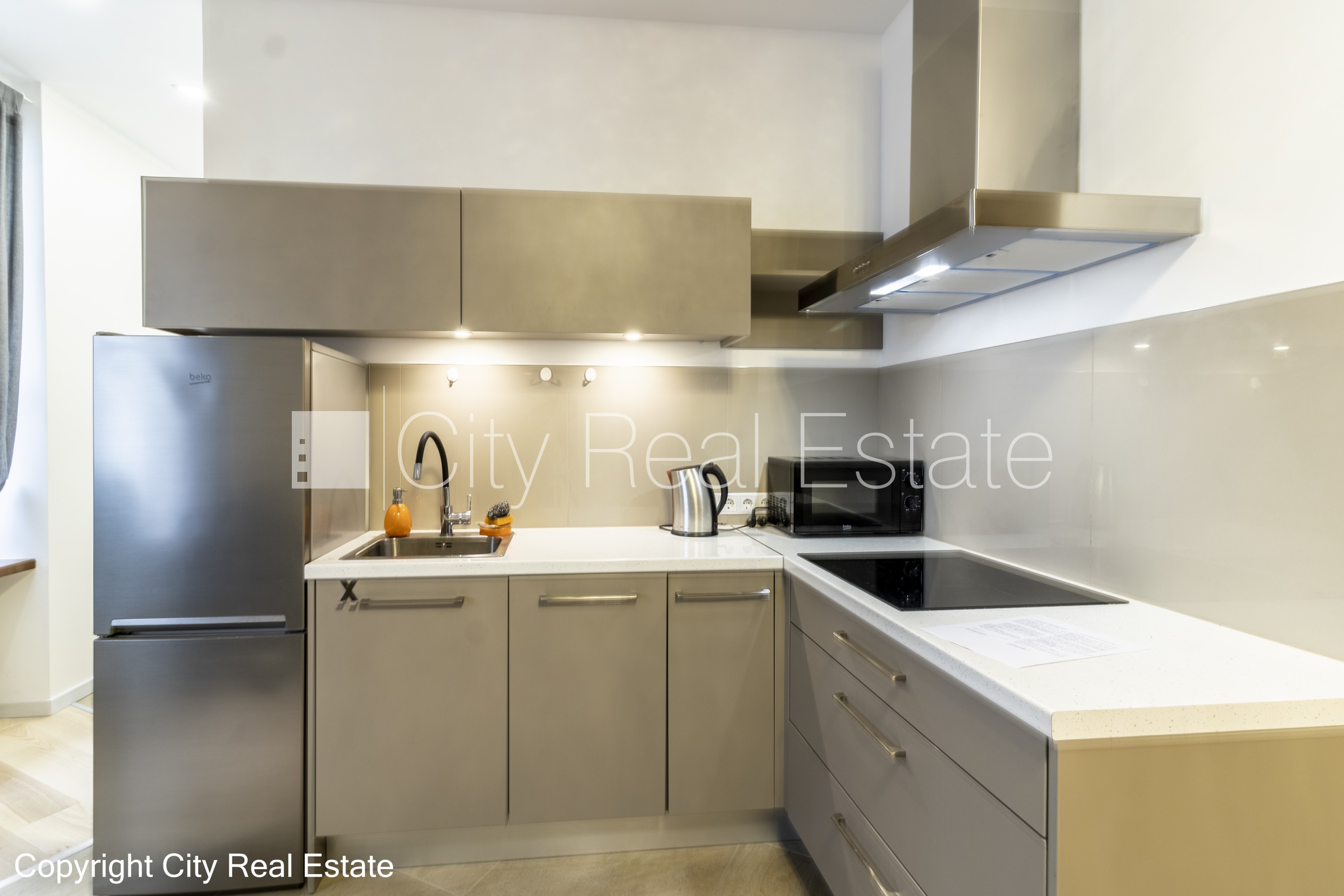 Sludinājumi. Pagalma ēka, renovēta māja, labiekārtota apzaļumota teritorija, ieeja no pagalma, ir lifts, kāpņu Cena: 550 EUR/mēn Foto #5