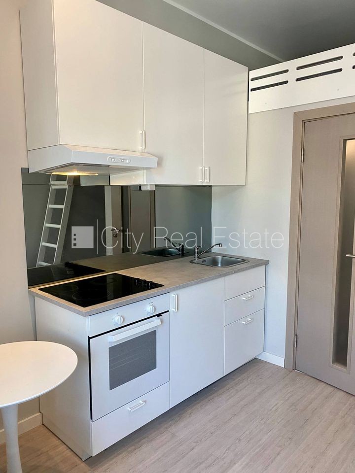 Sludinājumi. Fasādes māja, renovēta māja, slēgts pagalms, ieeja no ielas, kāpņu telpa pēc kapitālā remonta, logi Cena: 300 EUR/mēn Foto #8