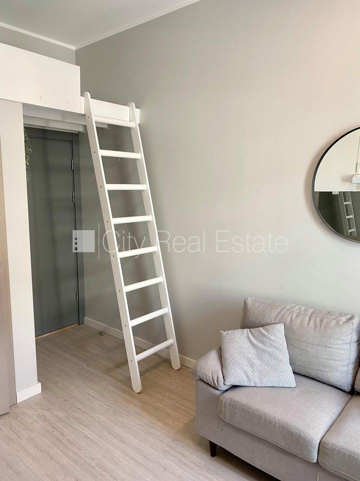 Sludinājumi. Fasādes māja, renovēta māja, slēgts pagalms, ieeja no ielas, kāpņu telpa pēc kapitālā remonta, logi Cena: 300 EUR/mēn Foto #9