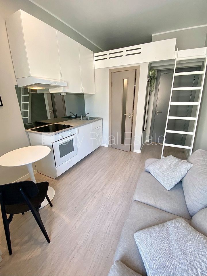 Sludinājumi. Fasādes māja, renovēta māja, slēgts pagalms, ieeja no ielas, kāpņu telpa pēc kapitālā remonta, logi Cena: 300 EUR/mēn Foto #3