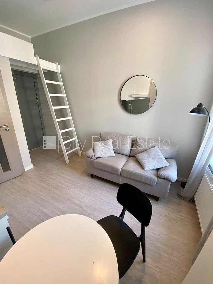 Sludinājumi. Fasādes māja, renovēta māja, slēgts pagalms, ieeja no ielas, kāpņu telpa pēc kapitālā remonta, logi Cena: 300 EUR/mēn Foto #4