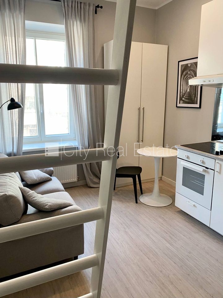 Sludinājumi. Fasādes māja, renovēta māja, slēgts pagalms, ieeja no ielas, kāpņu telpa pēc kapitālā remonta, logi Cena: 300 EUR/mēn Foto #6