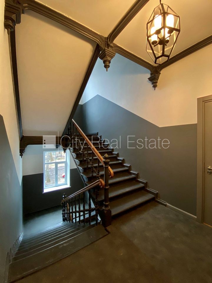 Sludinājumi. Fasādes māja, renovēta māja, slēgts pagalms, ieeja no ielas, kāpņu telpa pēc kapitālā remonta, logi Cena: 300 EUR/mēn Foto #12