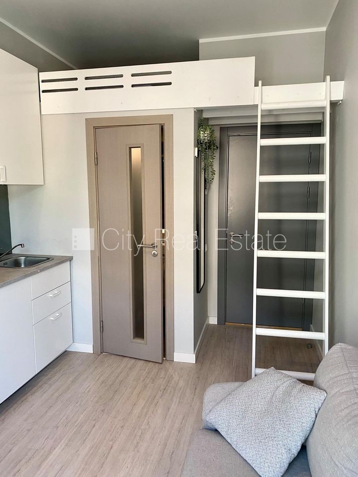 Sludinājumi. Fasādes māja, renovēta māja, slēgts pagalms, ieeja no ielas, kāpņu telpa pēc kapitālā remonta, logi Cena: 300 EUR/mēn Foto #7