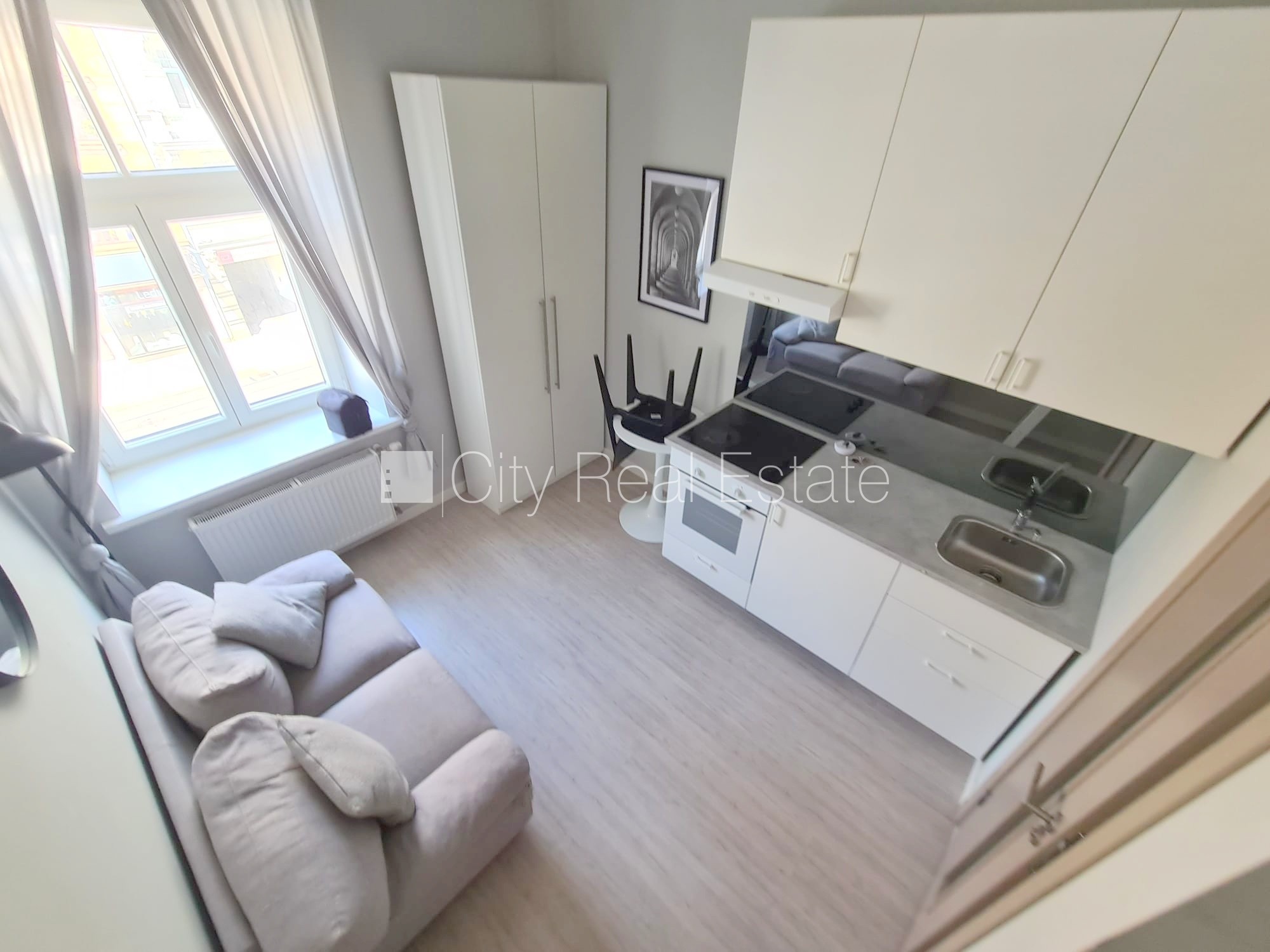 Sludinājumi. Fasādes māja, renovēta māja, slēgts pagalms, ieeja no ielas, kāpņu telpa pēc kapitālā remonta, logi Cena: 320 EUR/mēn Foto #2