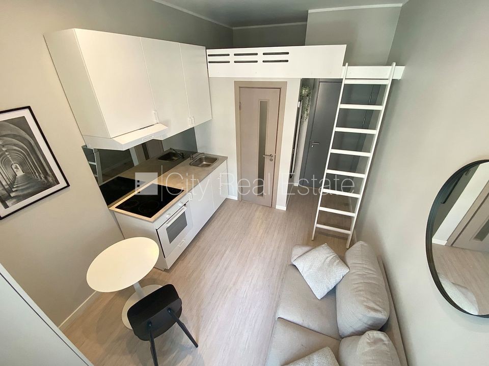 Sludinājumi. Fasādes māja, renovēta māja, slēgts pagalms, ieeja no ielas, kāpņu telpa pēc kapitālā remonta, logi Cena: 300 EUR/mēn Foto #2