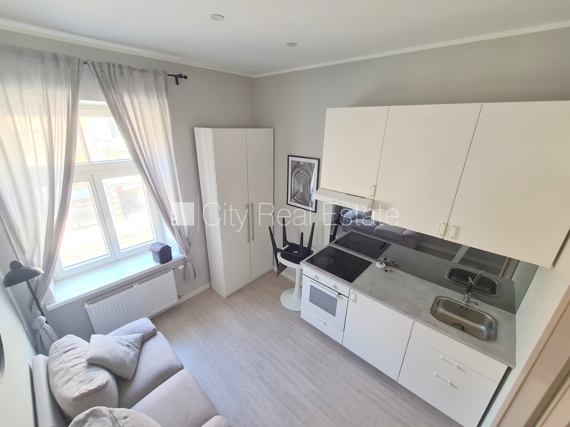 Sludinājumi. Fasādes māja, renovēta māja, slēgts pagalms, ieeja no ielas, kāpņu telpa pēc kapitālā remonta, logi Cena: 320 EUR/mēn Foto #4