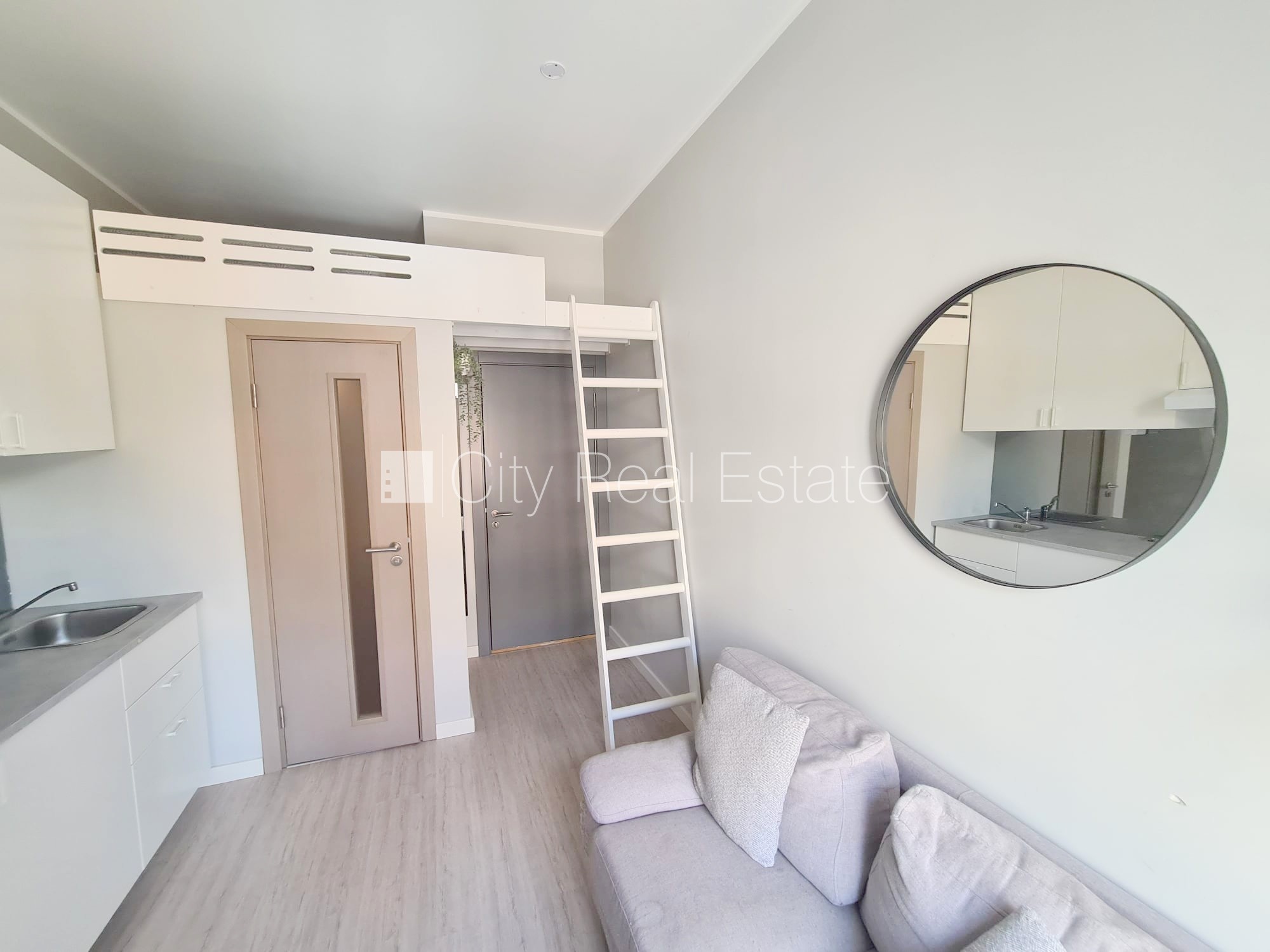 Sludinājumi. Fasādes māja, renovēta māja, slēgts pagalms, ieeja no ielas, kāpņu telpa pēc kapitālā remonta, logi Cena: 320 EUR/mēn Foto #11