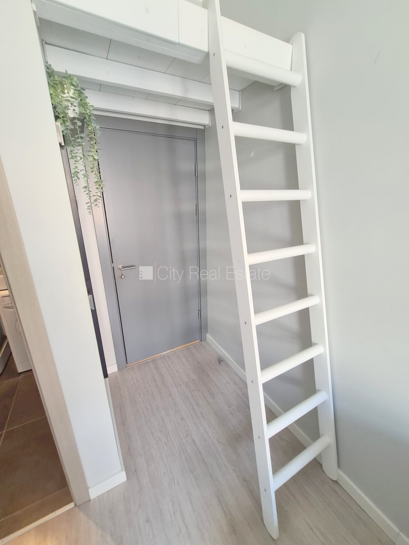 Sludinājumi. Fasādes māja, renovēta māja, slēgts pagalms, ieeja no ielas, kāpņu telpa pēc kapitālā remonta, logi Cena: 320 EUR/mēn Foto #13