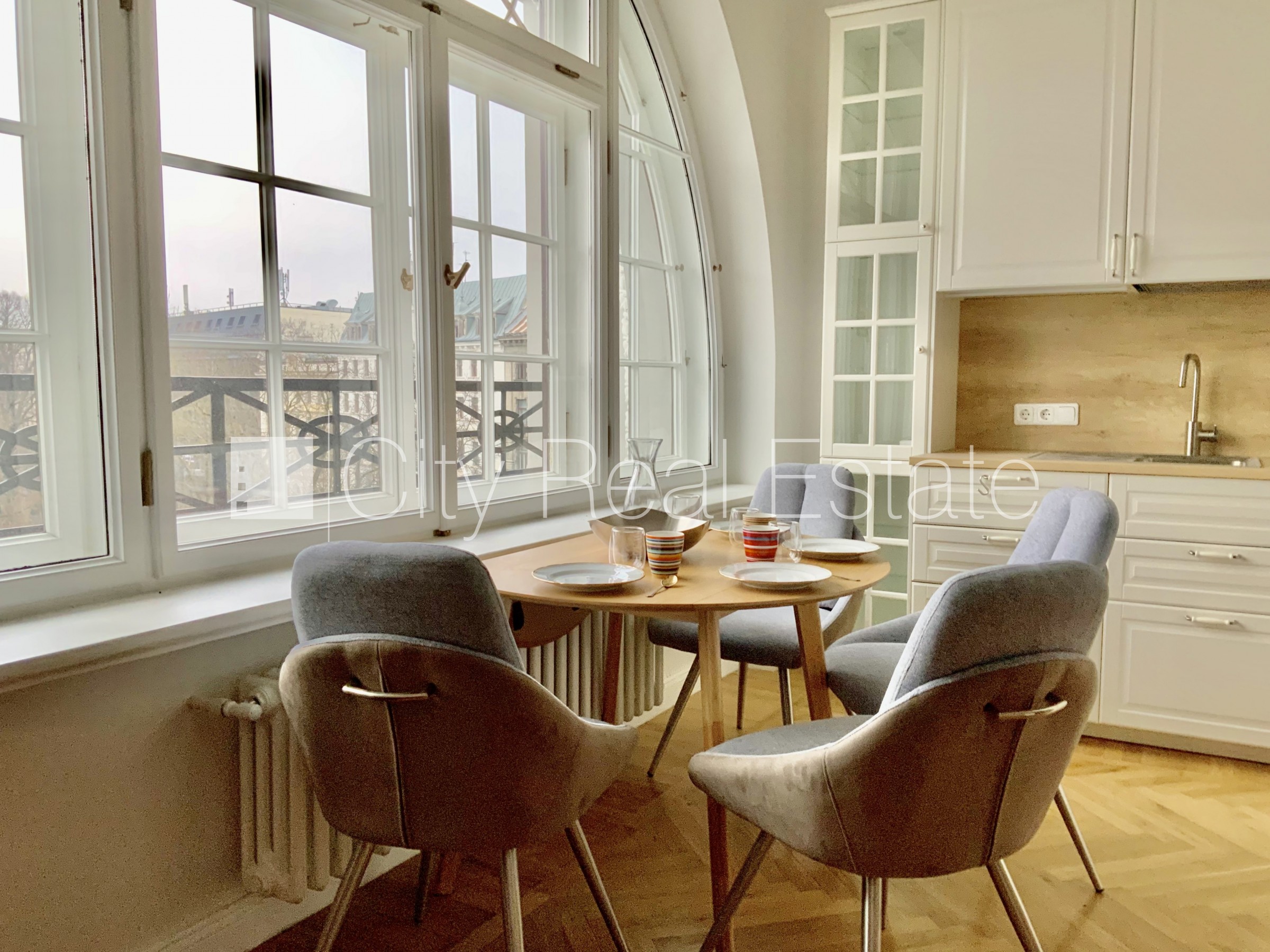 Sludinājumi. Fasādes māja, renovēta māja, labiekārtota apzaļumota teritorija, luksuss apartamenti , ir lifts, Cena: 900 EUR/mēn Foto #1