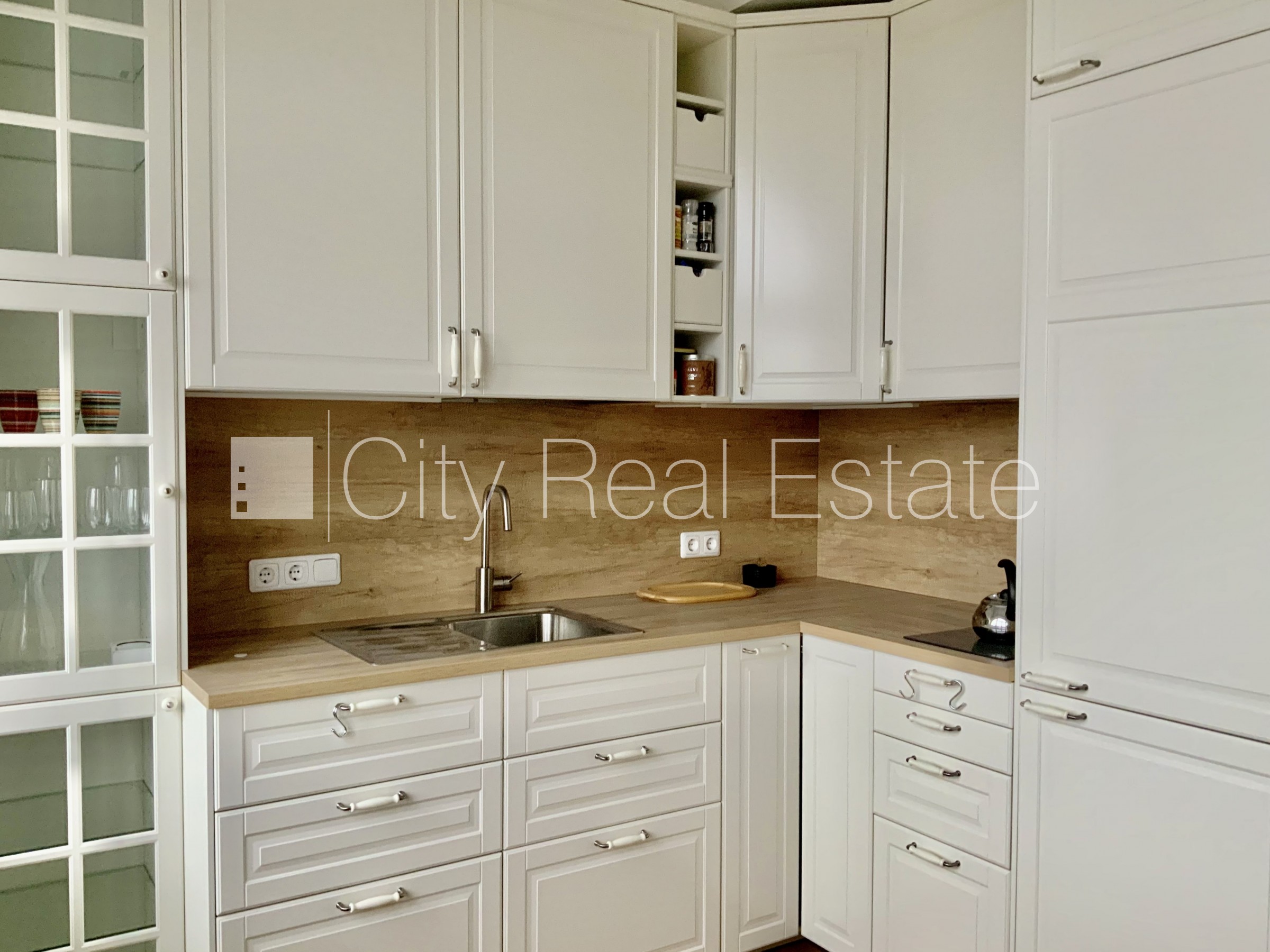 Sludinājumi. Fasādes māja, renovēta māja, labiekārtota apzaļumota teritorija, luksuss apartamenti , ir lifts, Cena: 900 EUR/mēn Foto #3