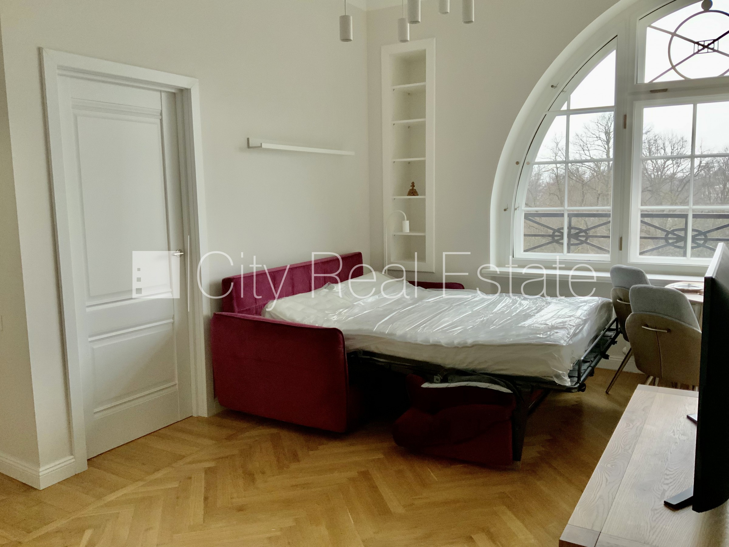 Sludinājumi. Fasādes māja, renovēta māja, labiekārtota apzaļumota teritorija, luksuss apartamenti , ir lifts, Cena: 900 EUR/mēn Foto #7