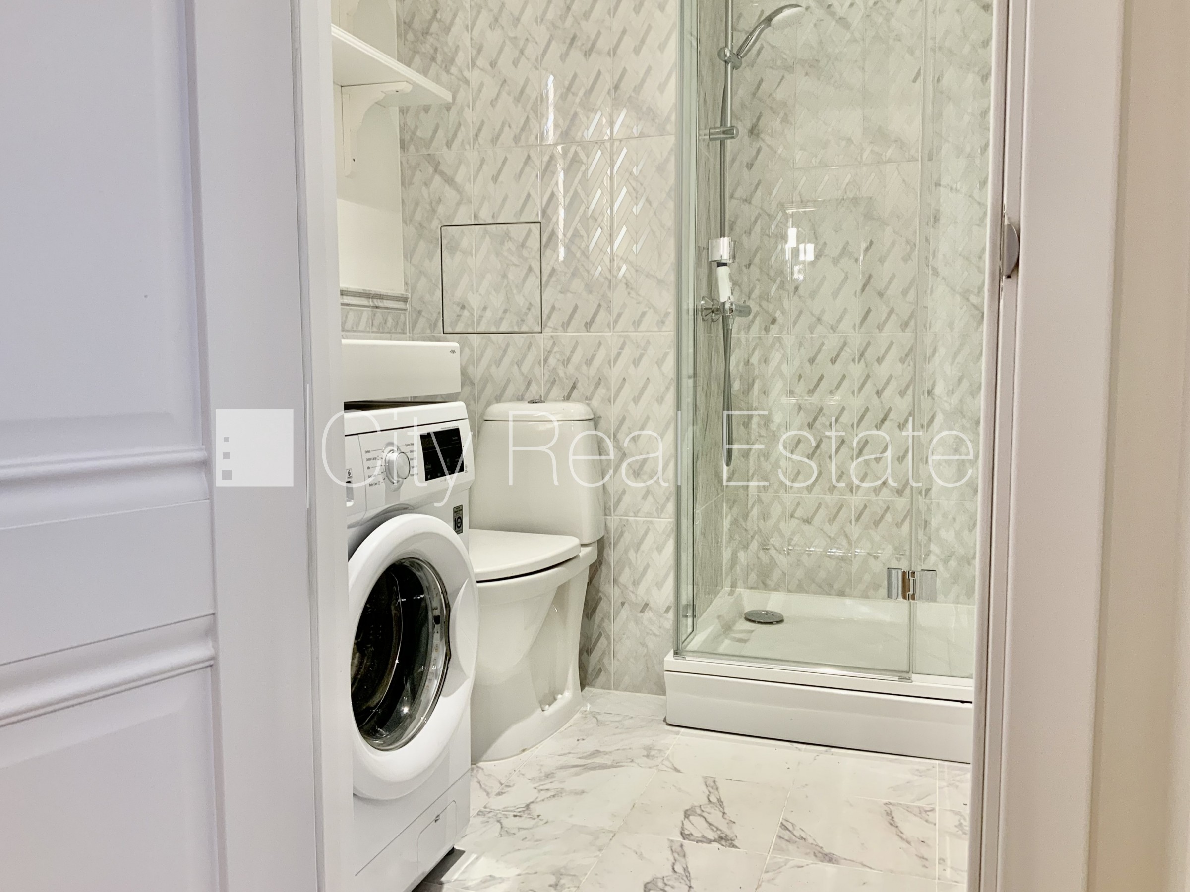 Sludinājumi. Fasādes māja, renovēta māja, labiekārtota apzaļumota teritorija, luksuss apartamenti , ir lifts, Cena: 900 EUR/mēn Foto #13