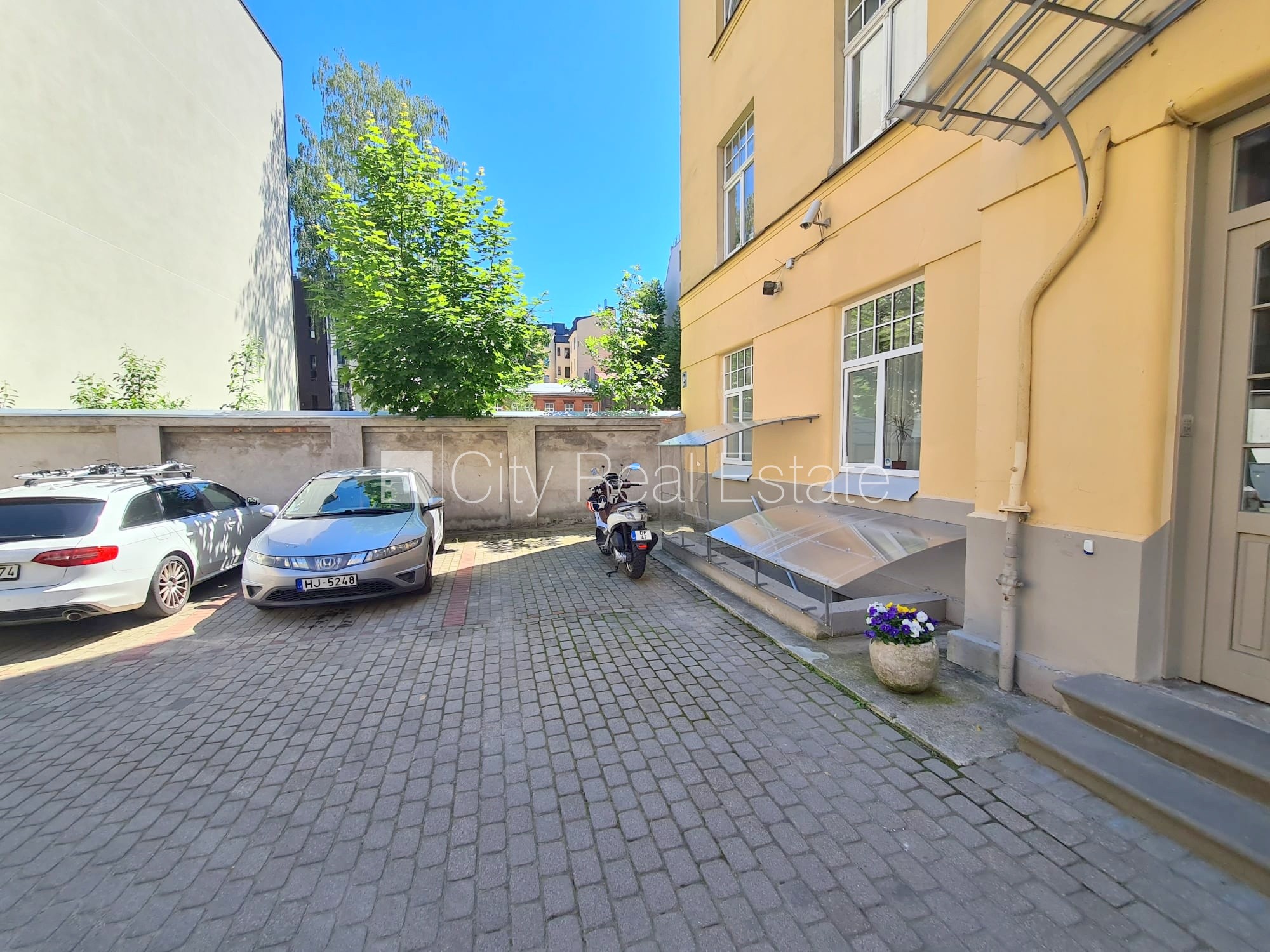 Объявление. Здание во дворе, реновированный дом, закрытый двор, возможность аренды парковки, охраняемая Цена: 300 EUR/мес. Foto #22