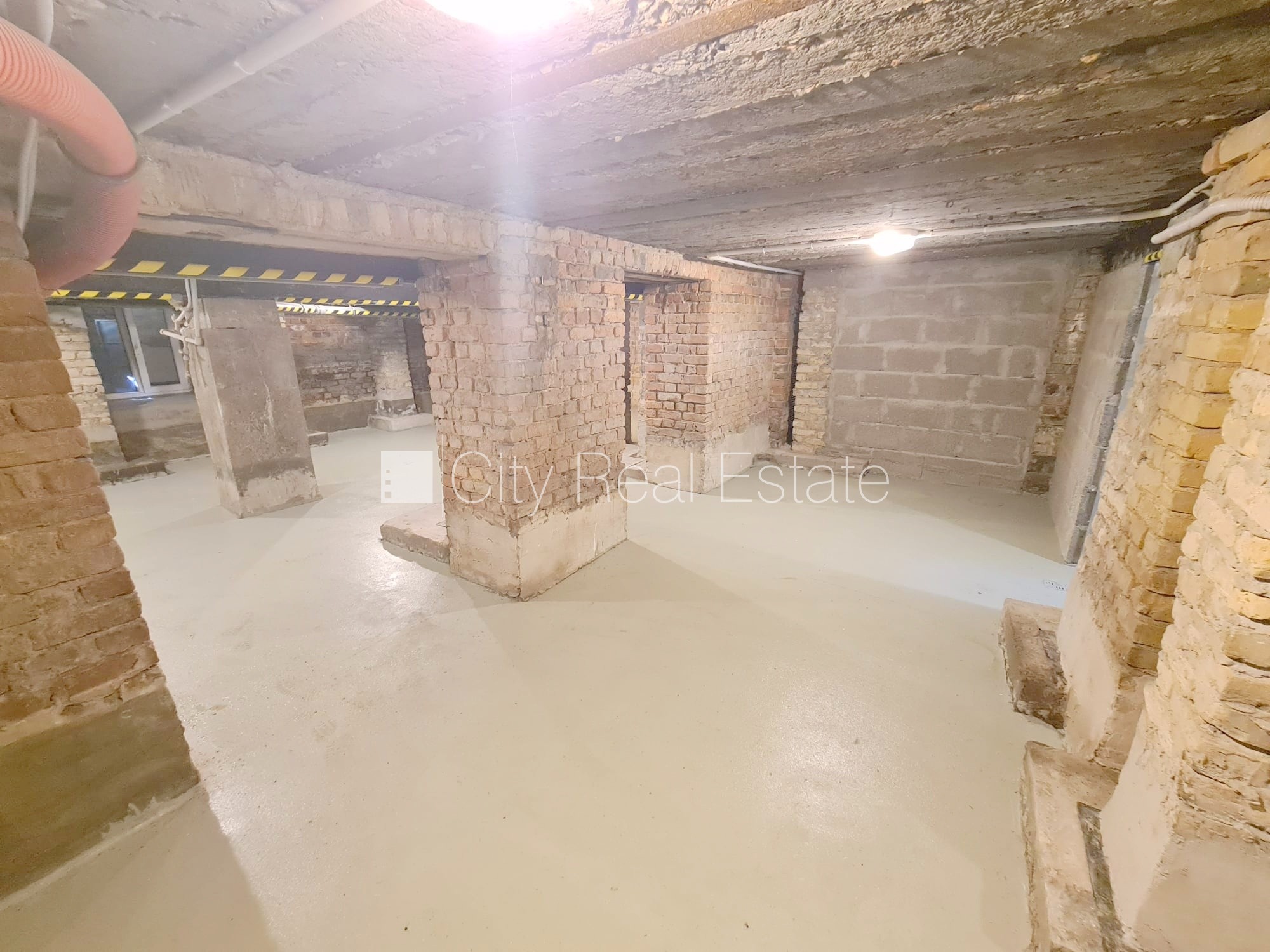 Объявление. Здание во дворе, реновированный дом, закрытый двор, возможность аренды парковки, охраняемая Цена: 300 EUR/мес. Foto #6